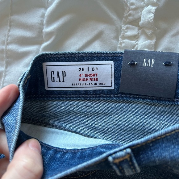 Gap 4” High Rise Shorts Medium Wash - Picture 2 of 5